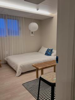 403 Newly Opened Yeonnam, 5 minutes from Hongdae airport bus Yeonhui private 4person studio modern wood black - 4
