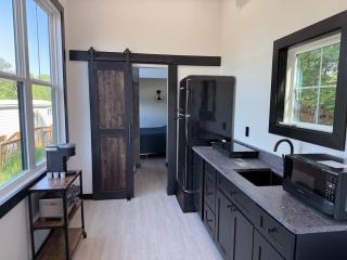 Busted Pallet - Delightful 2-bed Tiny Home in charming Anderson on Lake Hartwell - 9