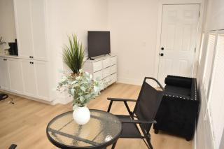 Cozy Private Suite Near Ybor & Downtown Tampa - 6