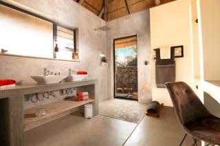 ipharadesi - infitinity pool - free roaming wildlife - 4