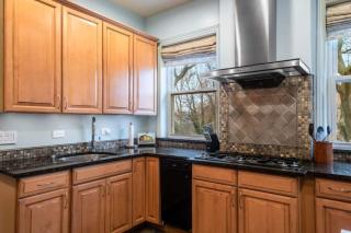 Elegant and Chic 2Bed 2Bath steps from the lake! - 2
