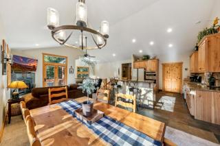 Luxury Mountain Escape: BBQ Forested Balcony - 9