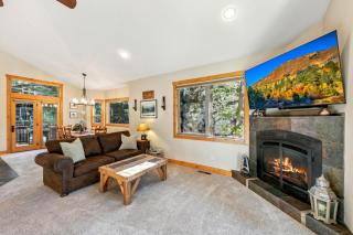 Luxury Mountain Escape: BBQ Forested Balcony - 7