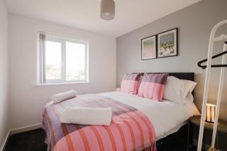 Spacious 4 bedroom house with free parking - 8