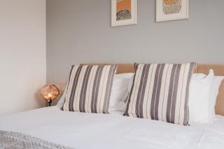 Spacious 4 bedroom house with free parking - 2