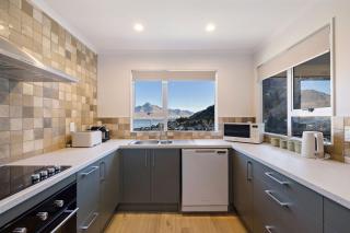 Spectacular Views, Walk To Town, Freshly Renovated - 8