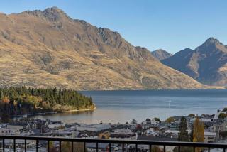 Spectacular Views, Walk To Town, Freshly Renovated - 0
