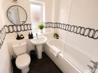 3 bedroom house with parking - 4