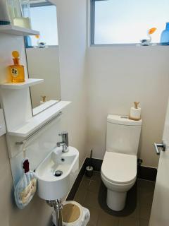PAUSE Boutique 4BR Home Close to CBD, Beach & Shopping - 2