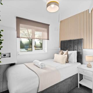 Luxury Four Bed House - 7 Guests - Garden & Parking 802W - 1