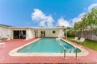Tropical Oasis 3BR - Pool, Hot Tub & Large Yard - 9