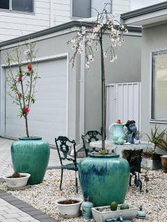 PAUSE Boutique 4BR Home Close to CBD, Beach & Shopping - 6