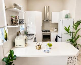 PAUSE Boutique 4BR Home Close to CBD, Beach & Shopping - 9