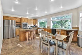 The Promenade Luxury Home and Yard - 5