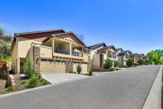 Hillside Harmony Luxury Comfort - 2