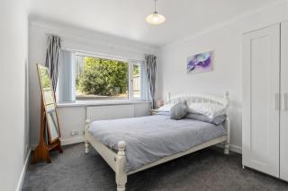 Central apartment with parking minutes from Tenby North beach - 8