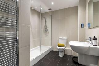 Central apartment with parking minutes from Tenby North beach - 5