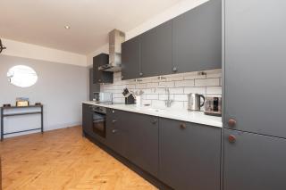 Spacious and Stylish City Centre Flat - Pass the Keys - 2