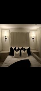 Luxury 3 bedroom house with free parking - 5