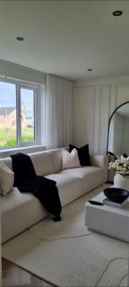 Luxury 3 bedroom house with free parking - 3