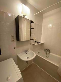 Spacious Downtown Suite- Easy Stadium Access - 7