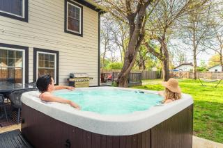 NEW Menagerie on 40th- Karaoke Lounge - Hot Tub - Pet Friendly - 9