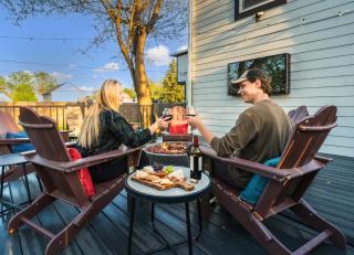 NEW Menagerie on 40th- Karaoke Lounge - Hot Tub - Pet Friendly - 4