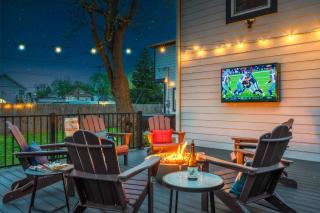 NEW Menagerie on 40th- Karaoke Lounge - Hot Tub - Pet Friendly - 0