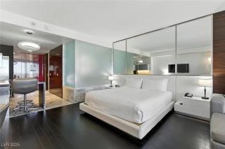 Palms Place Hotel HighFloor StripView with Balcony - 5
