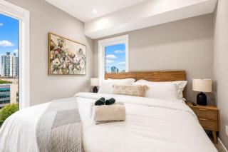 New King Bed Condo w Gym Stampede near 17 Ave - 2