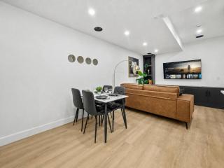 Shaganappi 2BR Private Suite near Downtown Calgary – 2 Queen Beds, Full Kitchen, Laundry - 6