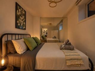 Shaganappi 2BR Private Suite near Downtown Calgary – 2 Queen Beds, Full Kitchen, Laundry - 3