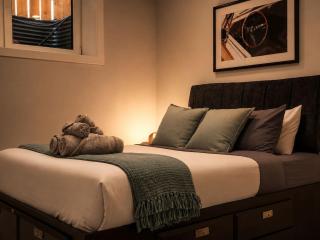 Shaganappi 2BR Private Suite near Downtown Calgary – 2 Queen Beds, Full Kitchen, Laundry - 1