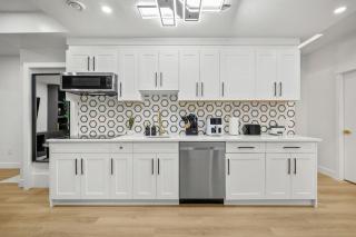 Shaganappi 2BR Private Suite near Downtown Calgary – 2 Queen Beds, Full Kitchen, Laundry - 7