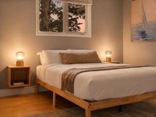 Kingsland 3BR Single-Floor Home near Chinook Centre – 3 Queen Beds, Office, Free Parking - 4