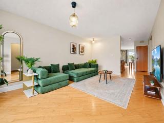 Kingsland 3BR Single-Floor Home near Chinook Centre – 3 Queen Beds, Office, Free Parking - 1