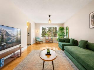 Kingsland 3BR Single-Floor Home near Chinook Centre – 3 Queen Beds, Office, Free Parking - 6