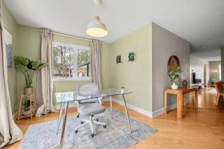 Kingsland 3BR Single-Floor Home near Chinook Centre – 3 Queen Beds, Office, Free Parking - 3