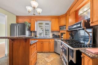 Kingsland 3BR Single-Floor Home near Chinook Centre – 3 Queen Beds, Office, Free Parking - 5