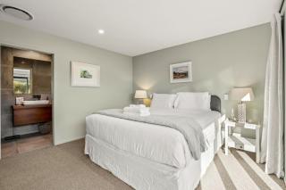 Whare Toi | Designer Stay with Mountain Views - 1