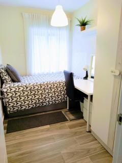 Cozy Guest Room in Modern Madrid Flat Perfect for Digital Nomads - 4