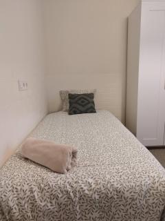 Modern Comfort in Madrid Premium Room Rental with All Amenities - 9