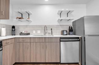 Tulsa 2BR City Stay Rooftop Lounge Gym & Pet Friendly - 3