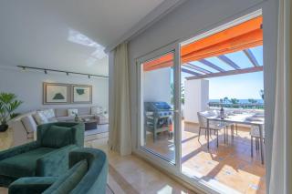 Luxurious 3-Bedroom Penthouse in Los Monteros Marbella - 1