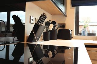 Warden Hills Contractor Retreat with Hot Tub & Parking M1 A6 & Central Luton access - 1
