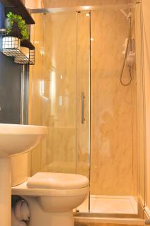 Warden Hills Contractor Retreat with Hot Tub & Parking M1 A6 & Central Luton access - 7