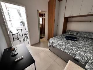 Canto forte- Suíte c/varanda - até 5 hóspedes- garagem - WI FI e 200 metros da Praia, 50 metros da Av Gastronômica da PG - 1