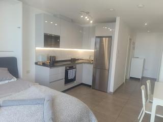 E1 18th Floor Studios - Sea & Beach Views - 9