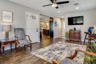 2 Mi to Stadiums & UT Arlington! Stylish Home - 0
