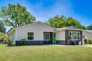 2 Mi to Stadiums & UT Arlington! Stylish Home - 9